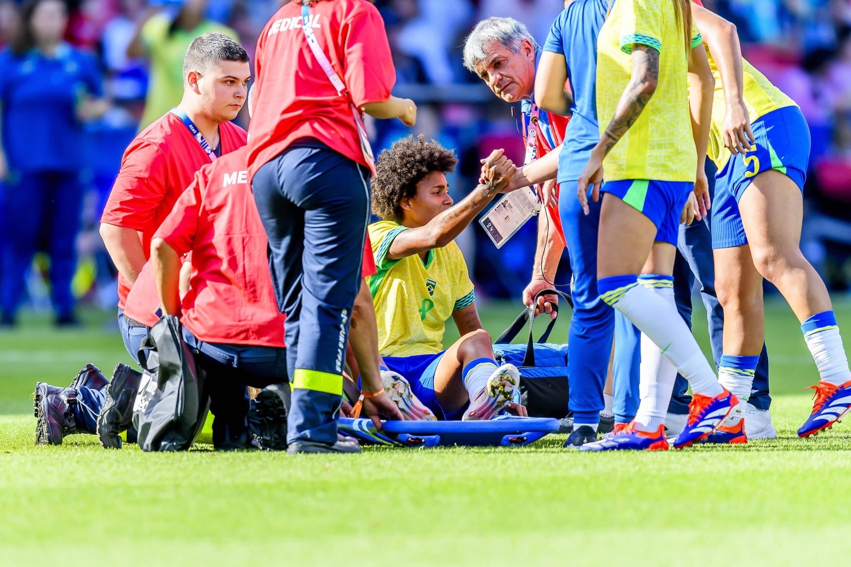 アクティブ・ストレッチャー「ハイブリボード」。欧州の有名サッカーリーグなど世界中の団体・競技場で活躍している革新的な2 in 1 ストレッチャー。