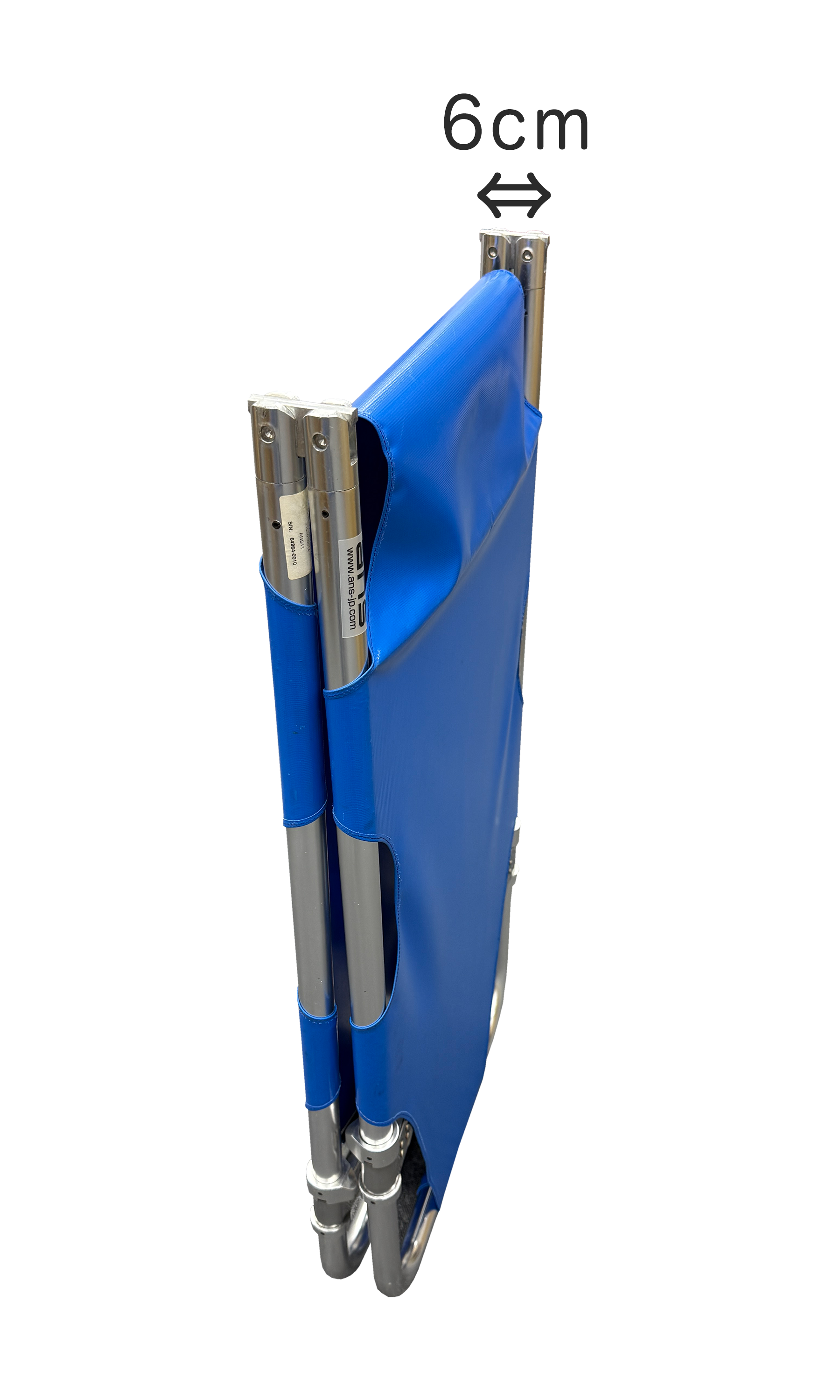 ANS 11 車輪付き軽量折りたたみ担架。片側に車輪が2個装備されているので、緊急の場合は1人で傷病者を運ぶことも可能。半分に折り畳めるので収納も簡単です。