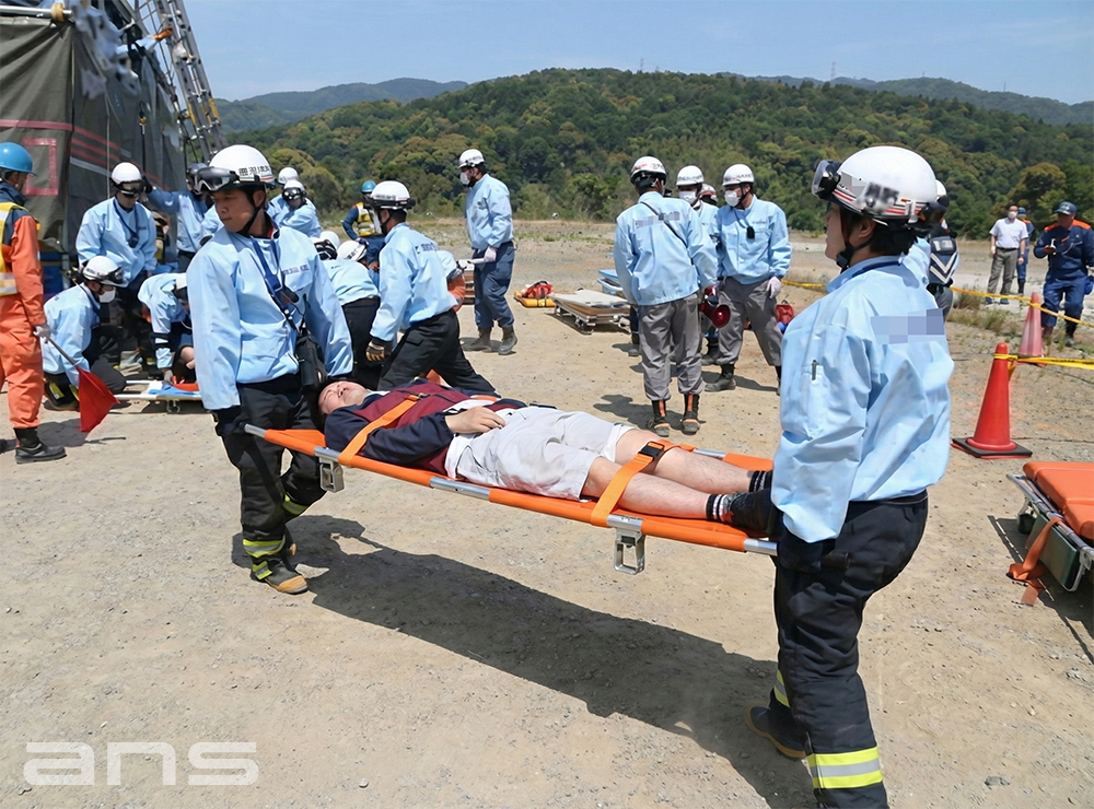 ANS 24 軽量携帯用折りたたみ担架。医療・介護・防災・緊急用に。簡単・コンパクトで機能性・耐久性・使いやすさを兼ね備えたスタンダード担架の決定版。