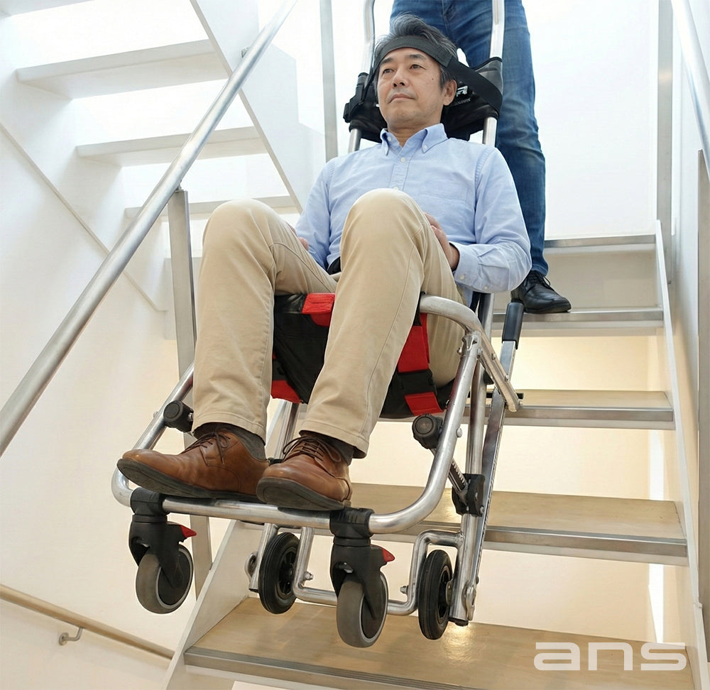 非常用階段避難車 スキッド。階段での歩行が困難の方が安全に避難できるように開発された降下専用の避難器具。ゴム付ベルトの摩擦によりスムースに降下できます。