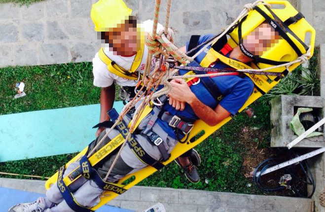 ロック 強化スパインボード。ロックは非常に丈夫なスパインボード(バックボード)でしっかりと患者を固定し搬送できるので、特に脊椎損傷が疑われる場合などに最適です。