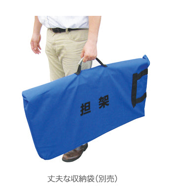 ANS 11 車輪付き軽量折りたたみ担架。片側に車輪が2個装備されているので、緊急の場合は1人で傷病者を運ぶことも可能。半分に折り畳めるので収納も簡単です。