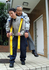 ANS 19 背負い搬送具。無理な荷重を身体にかけない、負担を軽減した構造です。両手が使えるので、避難時にドアをあけるなど安全な行動が可能になります。