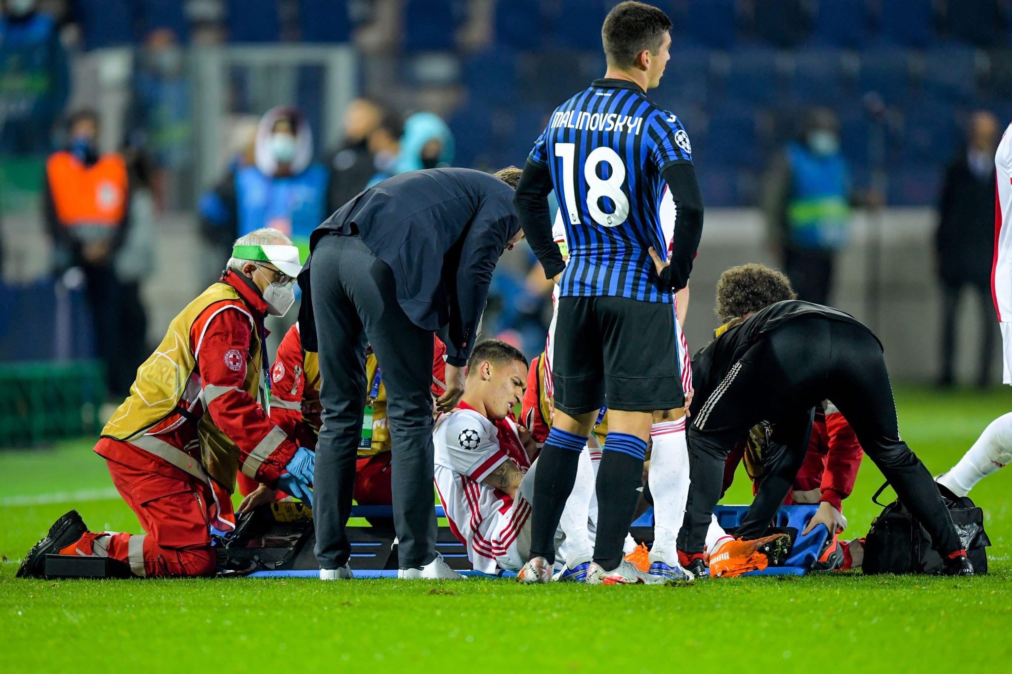 アクティブ・ストレッチャー「ハイブリボード」。欧州の有名サッカーリーグなど世界中の団体・競技場で活躍している革新的な2 in 1 ストレッチャー。