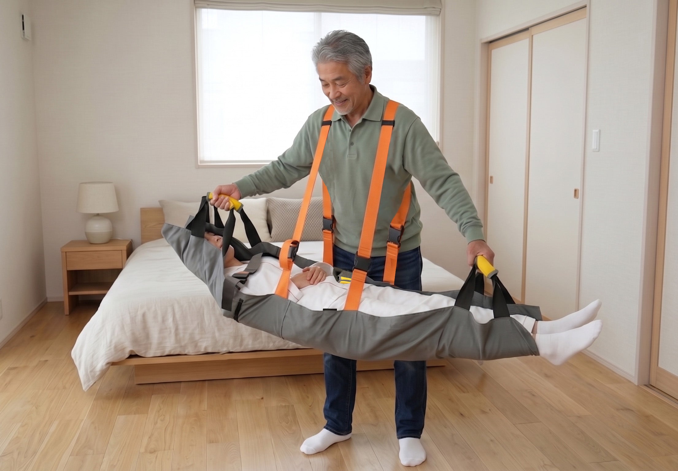 介護キャリー。やわらかな肌触りで包み込める丈夫な介護用担架。パッド付の持ち手、ショルダーベルトで体全体で担ぐので、楽に移動できます。緊急時は一人でも搬送可能。