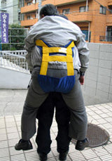 ANS 19 背負い搬送具。無理な荷重を身体にかけない、負担を軽減した構造です。両手が使えるので、避難時にドアをあけるなど安全な行動が可能になります。