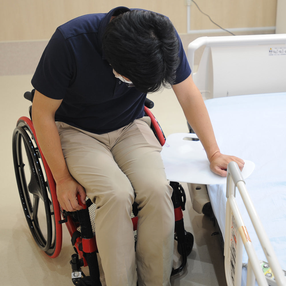 ANS 23 スライディングボード つばさ。車いすからベッドなどへの移乗に。簡単で丁寧な移乗動作を実現。