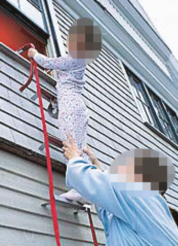 KL-2S 2階用避難はしご。窓やベランダにすぐに装着できる軽量コンパクトな2階用避難はしご。3ステップで誰でも簡単に使用できます。