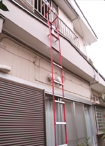 KL-2S 2階用避難はしご。窓やベランダにすぐに装着できる軽量コンパクトな2階用避難はしご。3ステップで誰でも簡単に使用できます。