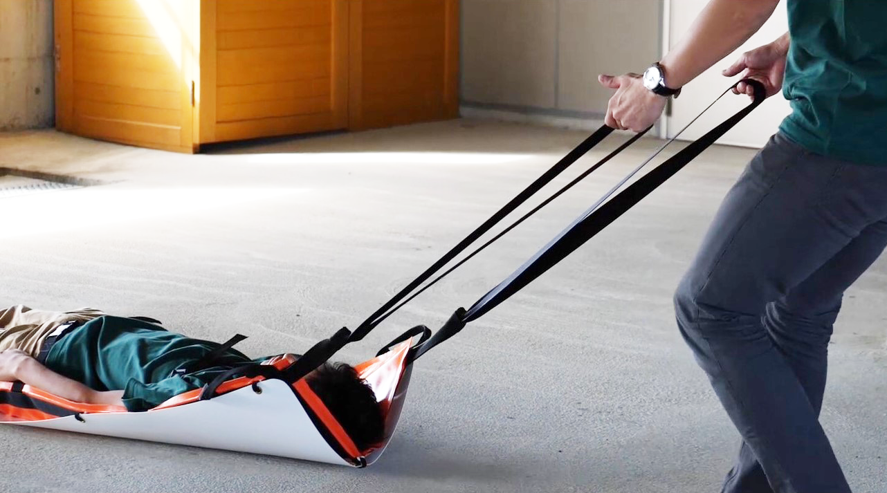 ANS 21 楽々引きずり式ストレッチャー。緊急時にはソリのように滑らせて女性や高齢者の力でも搬送できる画期的な担架です。