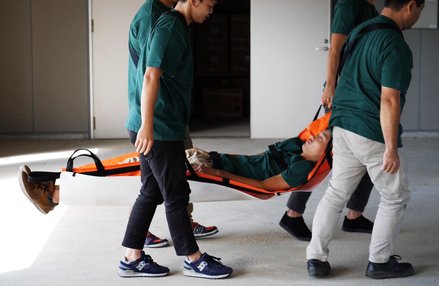 ANS 21 楽々引きずり式ストレッチャー。緊急時にはソリのように滑らせて女性や高齢者の力でも搬送できる画期的な担架です。