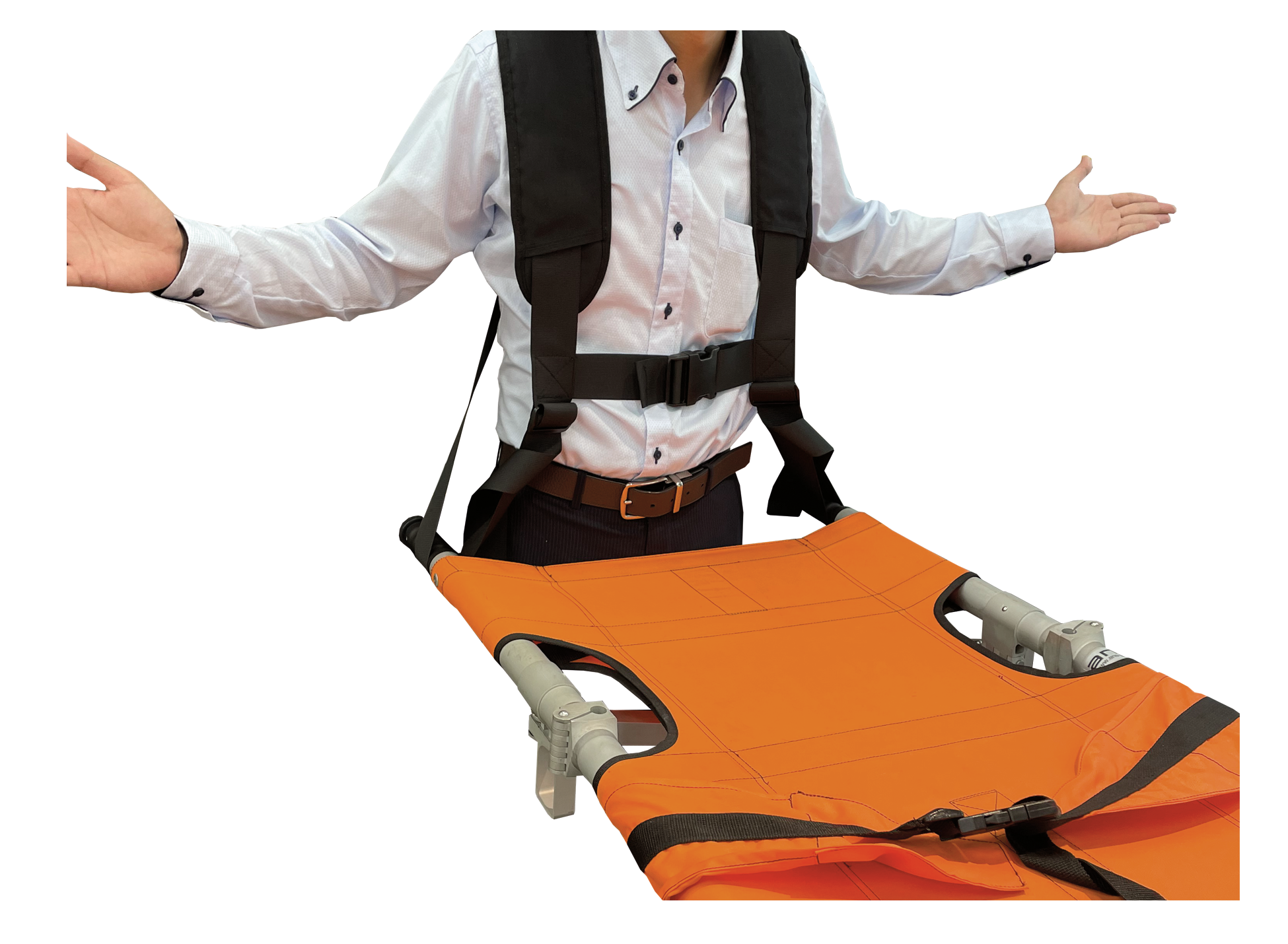 担架用ハーネス。体全体に荷重がかかるので、手で持つよりも楽に搬送できます。両手が空くので、ハーネスで担架を吊った状態のまま患者のケアをすることも可能です。